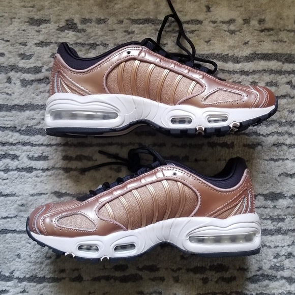 nike tailwind 75